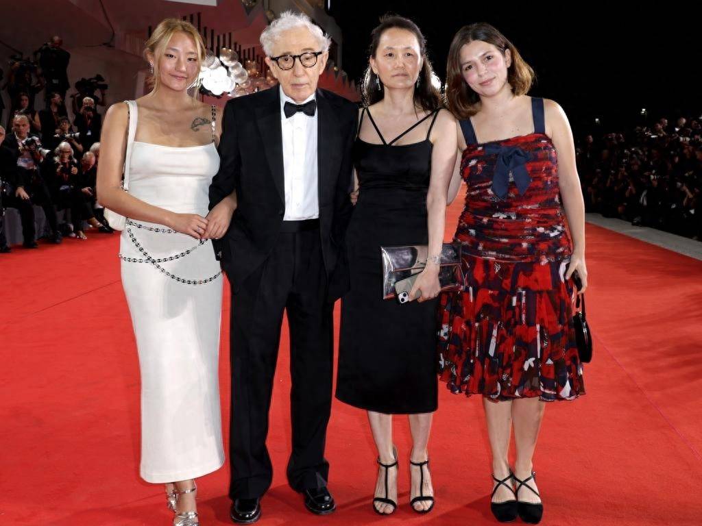 伍迪艾伦亮相威尼斯电影节,与妻子和女儿同行,再度回应性侵指控_调查