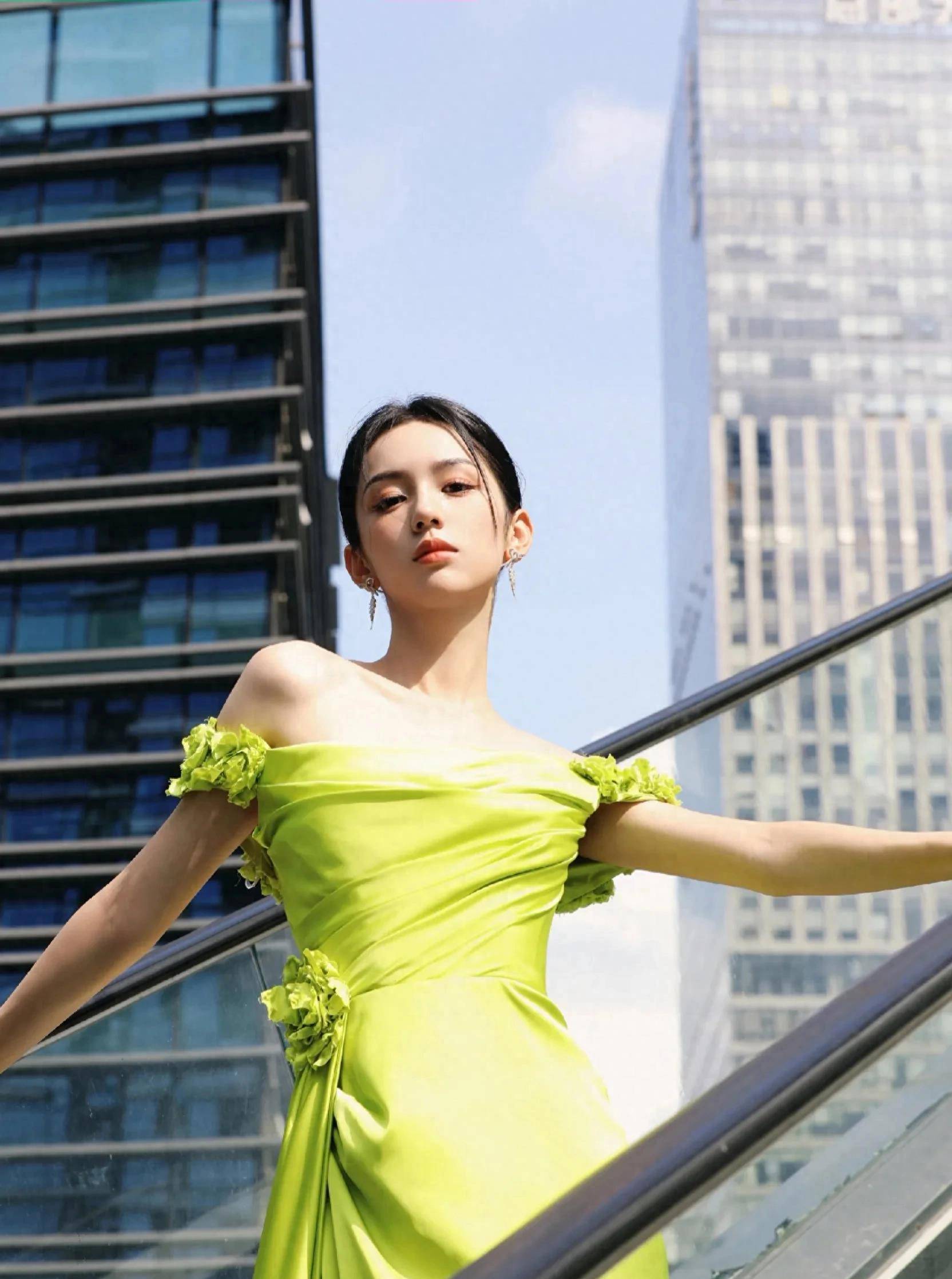 周也绿衣尽显女神魅力,你一定不会错过_绿色_连衣裙_感觉