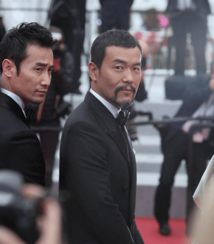 之前有媒体曝光女方身份是才女,廖凡与妻子霍昕也是"姐弟恋",妻子比他