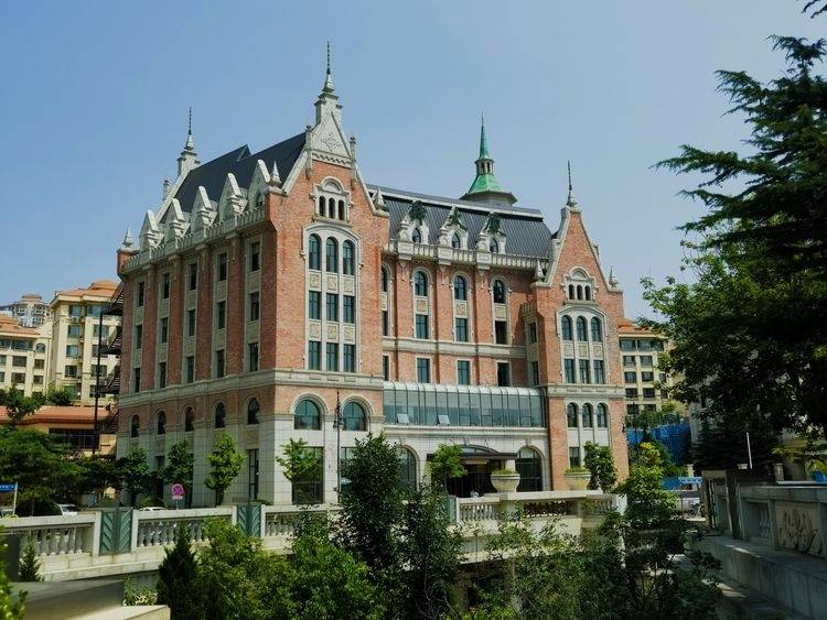 大连小平岛广场的欧式建筑