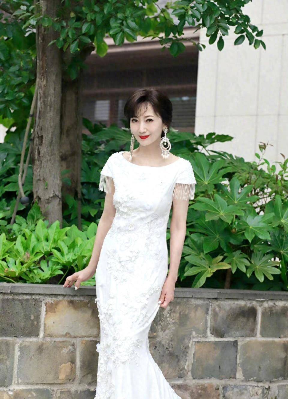 真正的冻龄女神!赵雅芝身穿白色修身连衣裙出席活动,优雅又大气