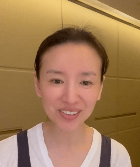 董洁停工陪儿子,14岁顶顶身高猛长近一米七,像极年轻时的潘粤明_妈妈