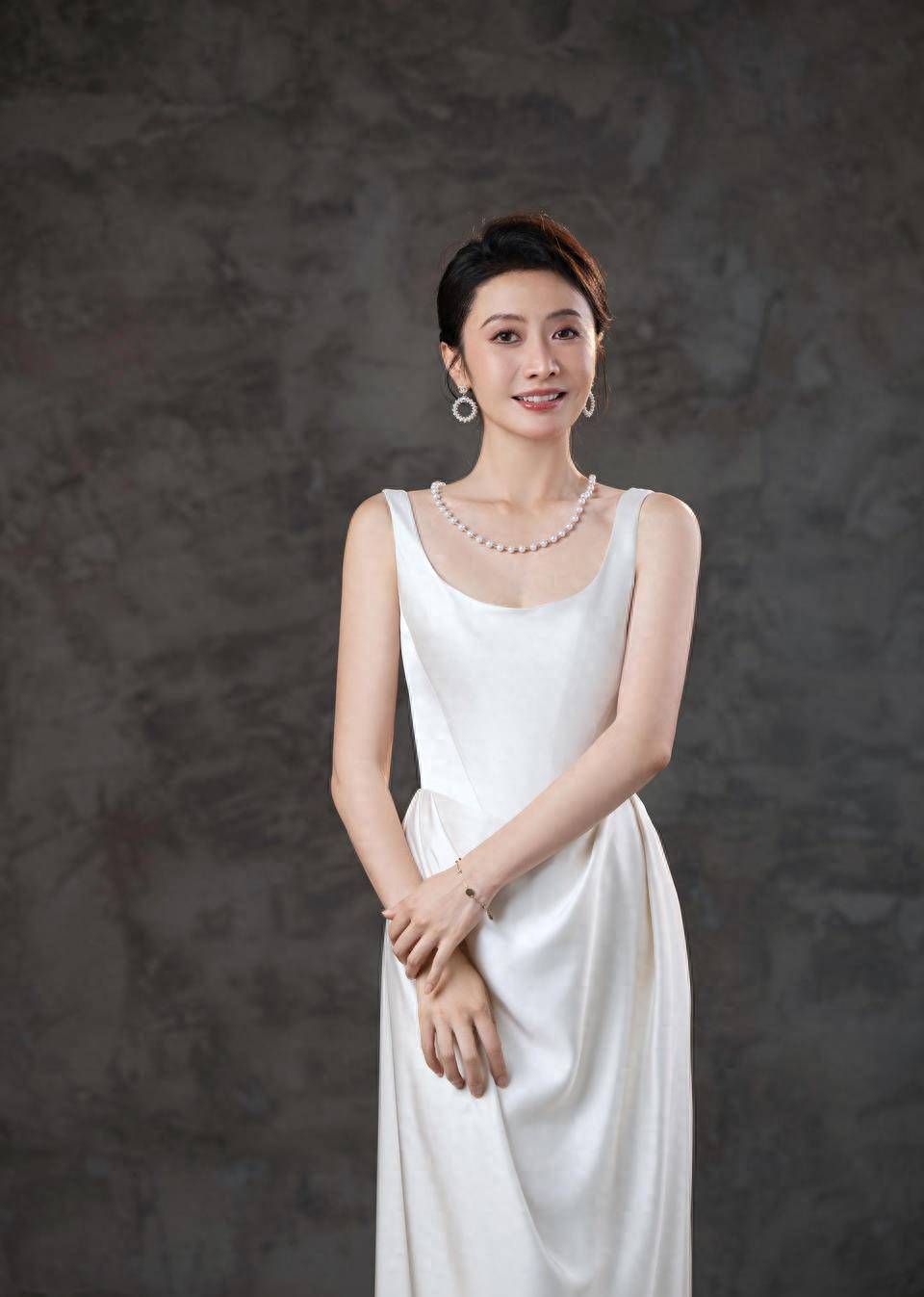 中国长春电影节参加了此次盛会,杨思一袭白裙优雅_长影_齐鲁_人才