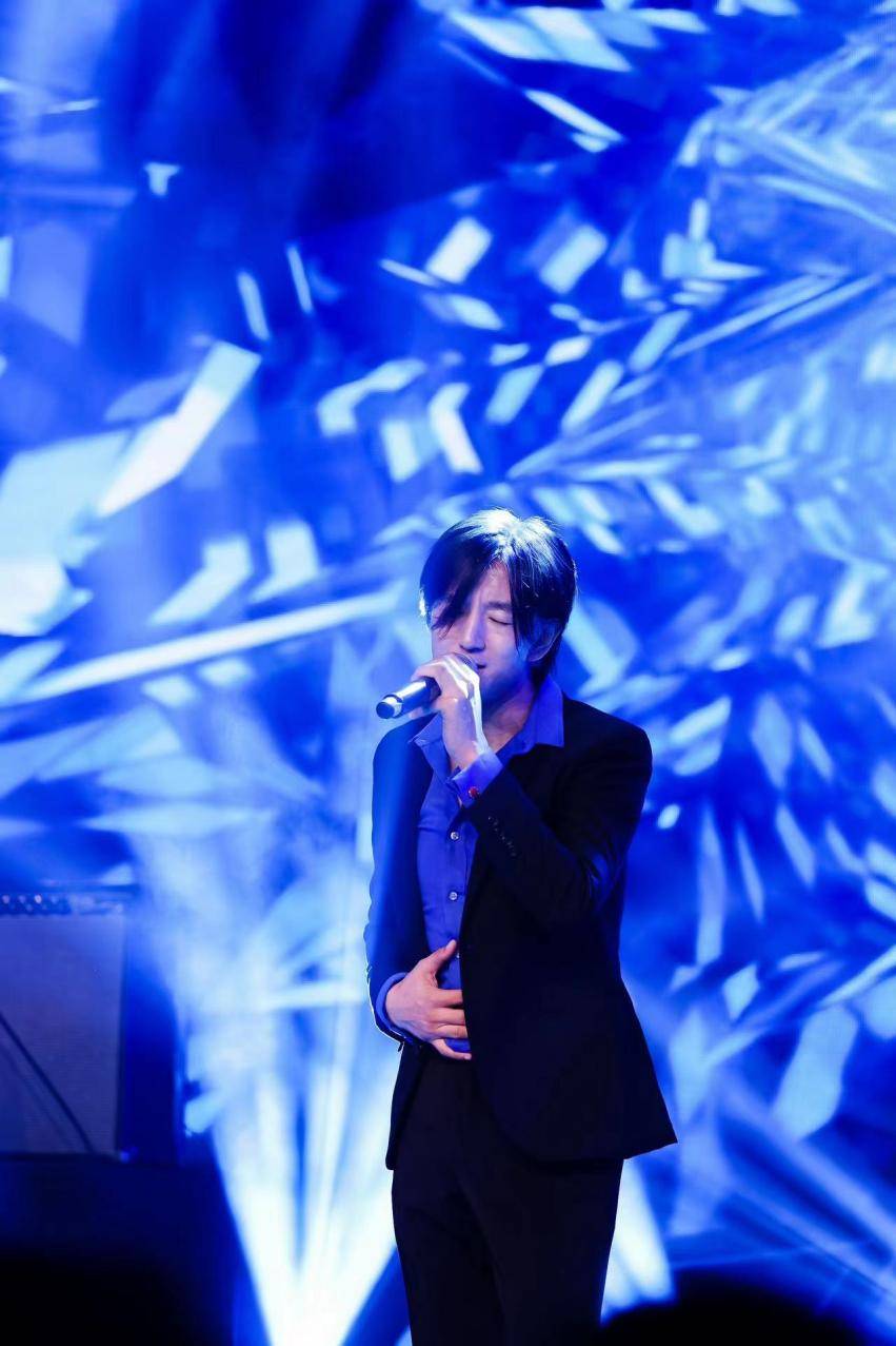 歌手曲泉丞演唱,张维达,曲泉丞共同作词的这首《台北姑娘》,将一位