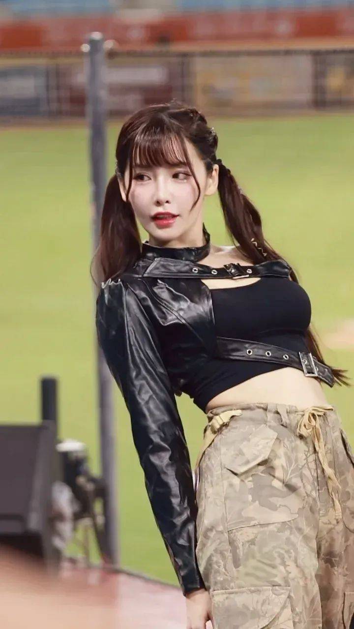 啦啦队女神日本出差 车站被恶男摸大腿_李恩菲_筠熹_球场上