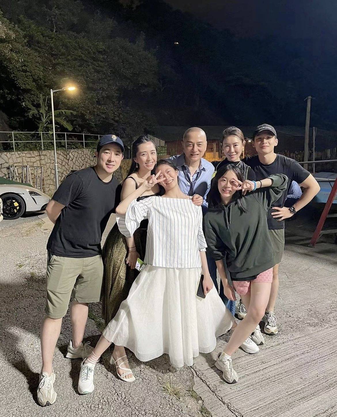 汤镇业与第一任妻子姜坤所生的一个女儿,双胞胎儿子长居在香港,而