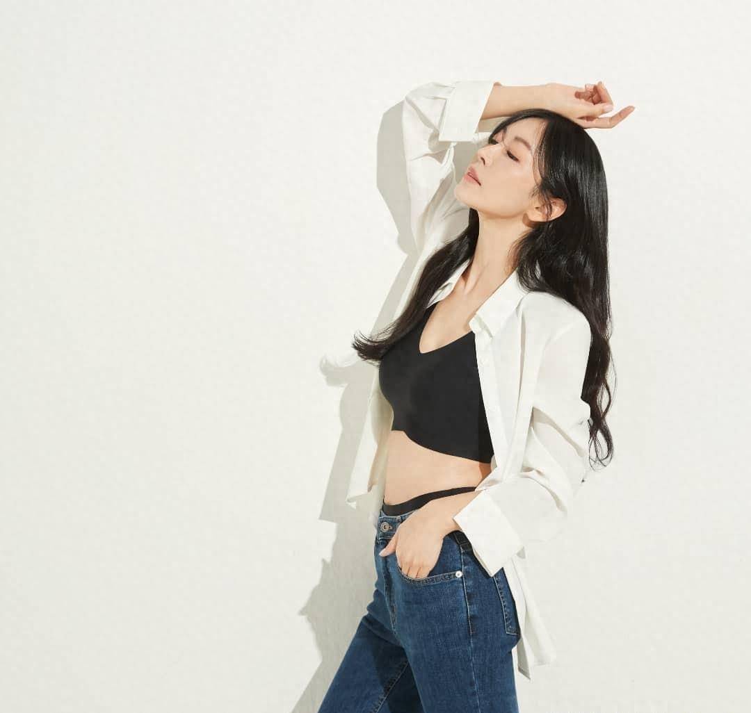 金素妍拍衣服策划大晒魔鬼身材!