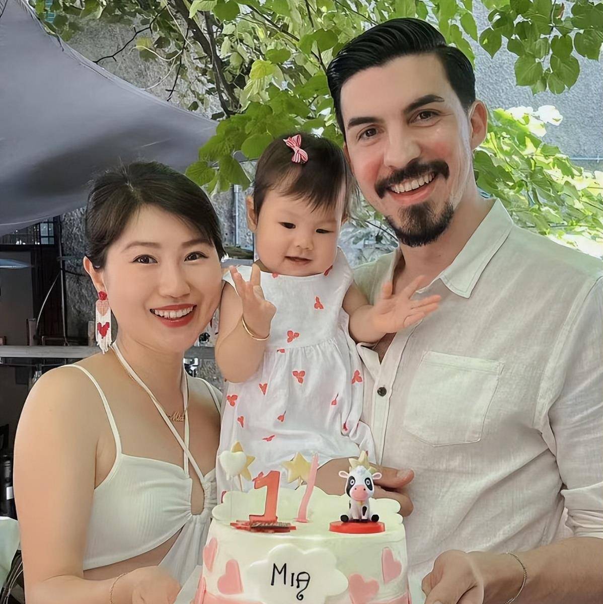 被指长相丑离职隐退,携外籍老公探亲超像妈_王帆_生活_外国