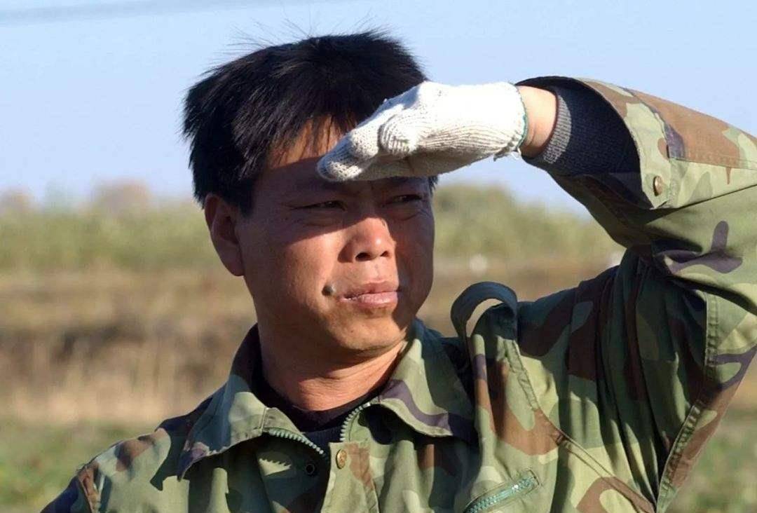 徐建峰的女儿徐卓在父亲殉职后,毅然从自己正在就读的园艺专业,转学到