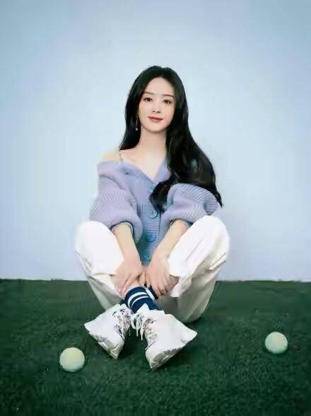 赵丽颖穿紫色露肩毛衣,歪头甜笑 气质温柔甜美,单纯可爱接地气_颖宝