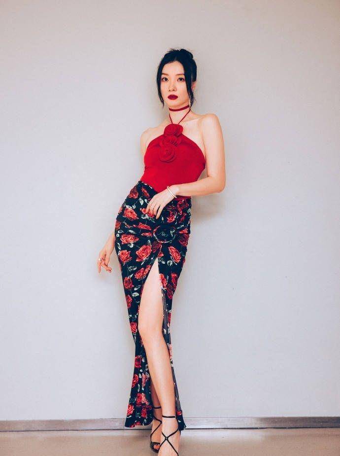 齐溪身穿挂脖碎花连衣裙秀出大长腿,红唇烈焰演绎复古美