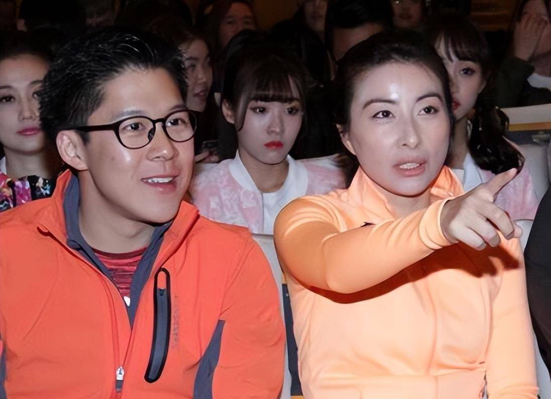 霍启刚现身街头宣传,头发花白显疲态,与5位女子同框未见郭晶晶_因为