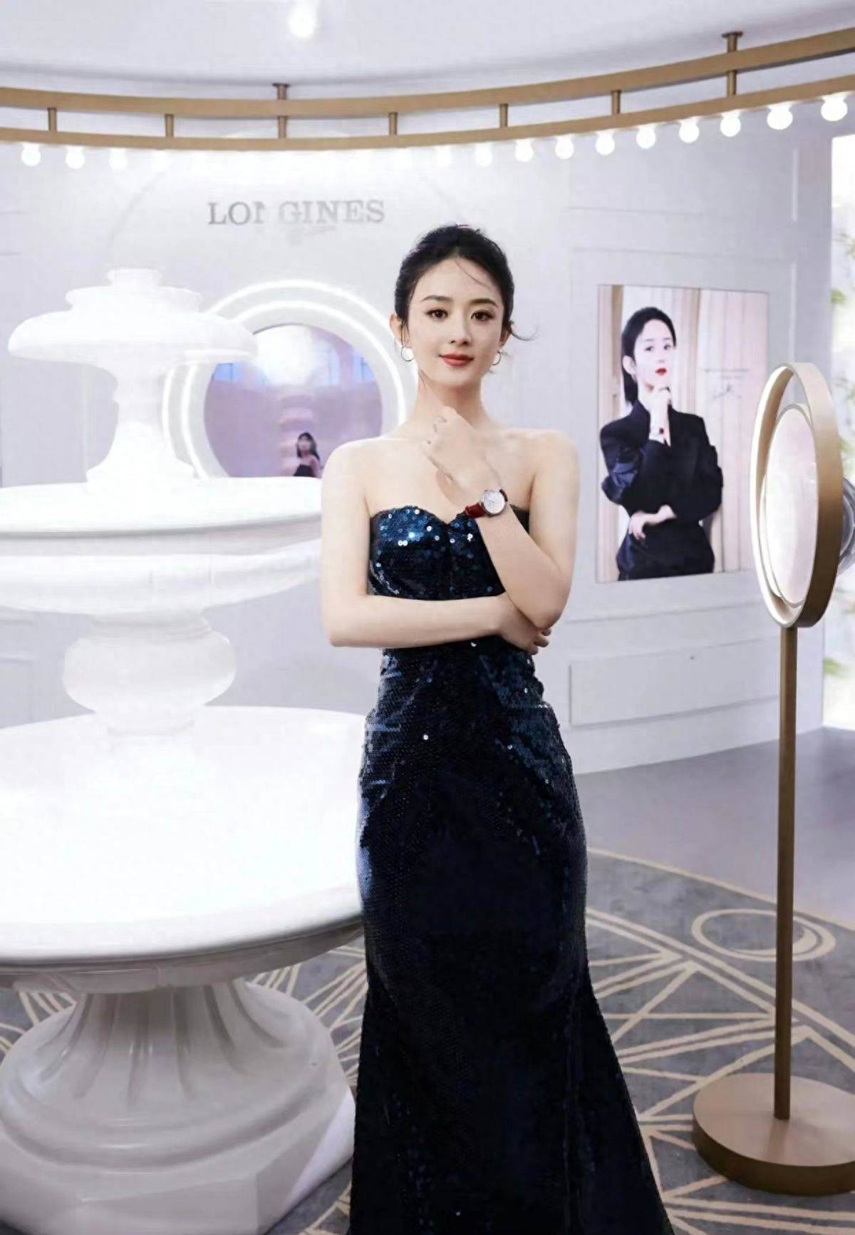 赵丽颖穿衣也放开了,抹身材亮片长裙秀出"美肩长腿",太撩人_连衣裙