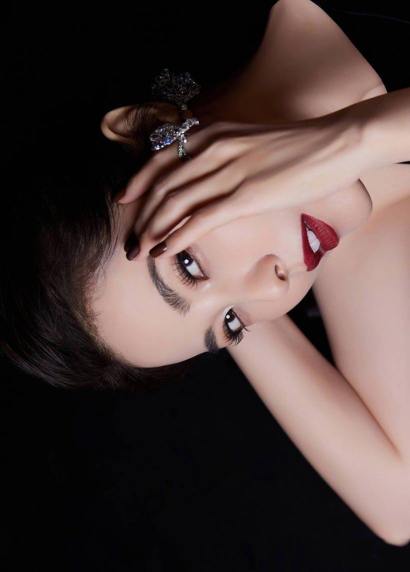 曾黎黑裙红唇衬托女王气质 目光如炬美艳动人_写真_服饰_明亮