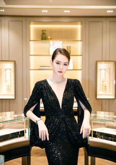 37岁戚薇活动图曝光,真人巨瘦白皙,网友表示脸只有女生拳头大_李承铉
