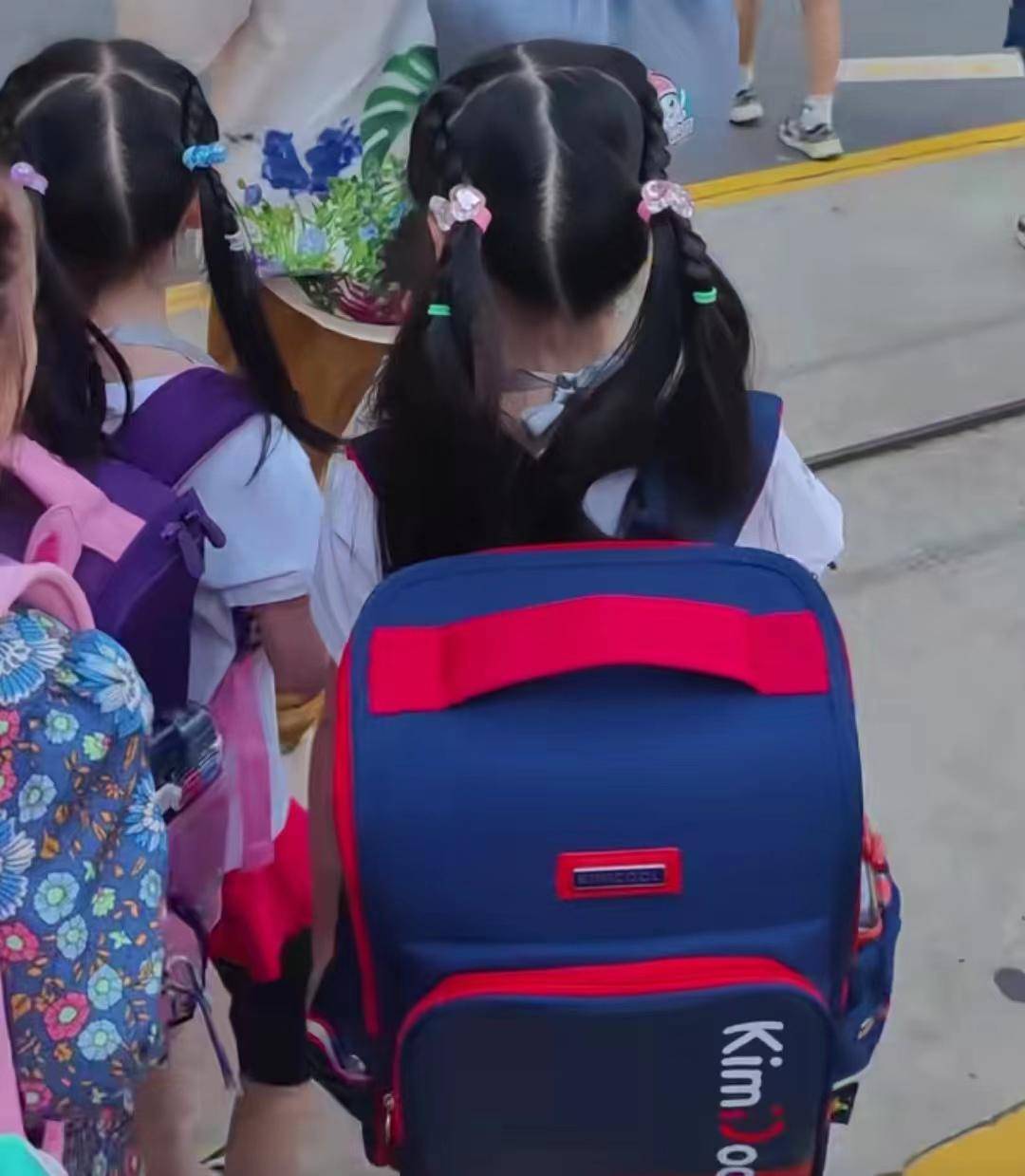 杨威女儿上学,双胞胎姐妹长相身高大不同,豪宅内部结构曝光_杨阳洋