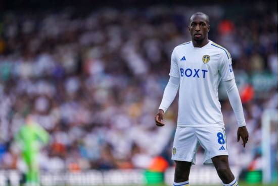 格伦·卡马拉坚持认为流浪者转会到利兹联"并不复杂"_媒体_中场球员