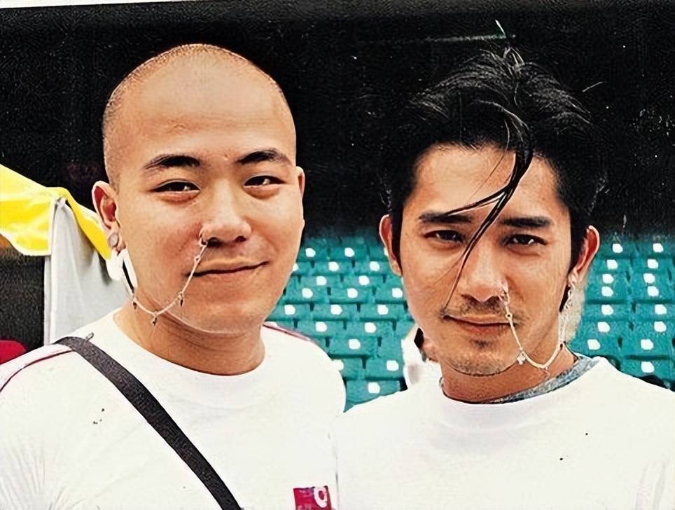 黄伟文晒与梁朝伟的合照,30年之后才有机会再合照_白发_流失_头发