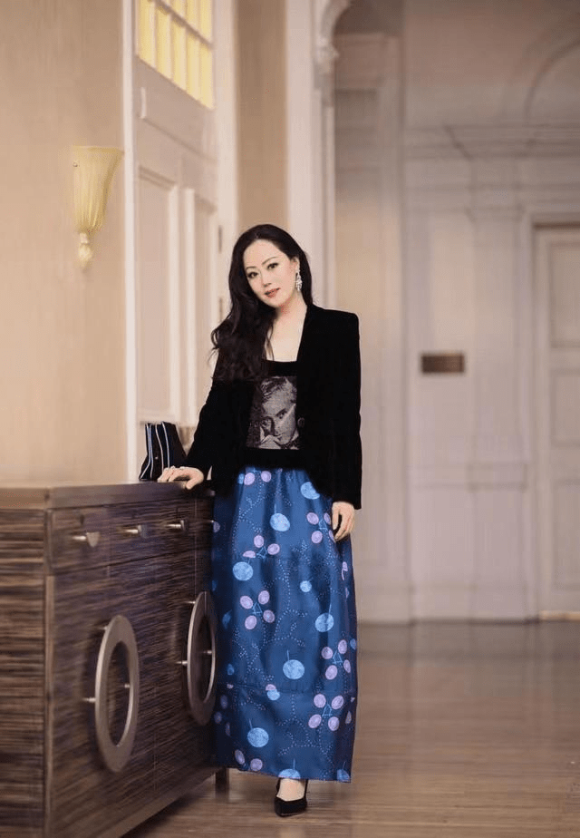 章小蕙在饭馆被偶遇,真实状态好年轻,身材不好但气质高贵很优雅_衣服