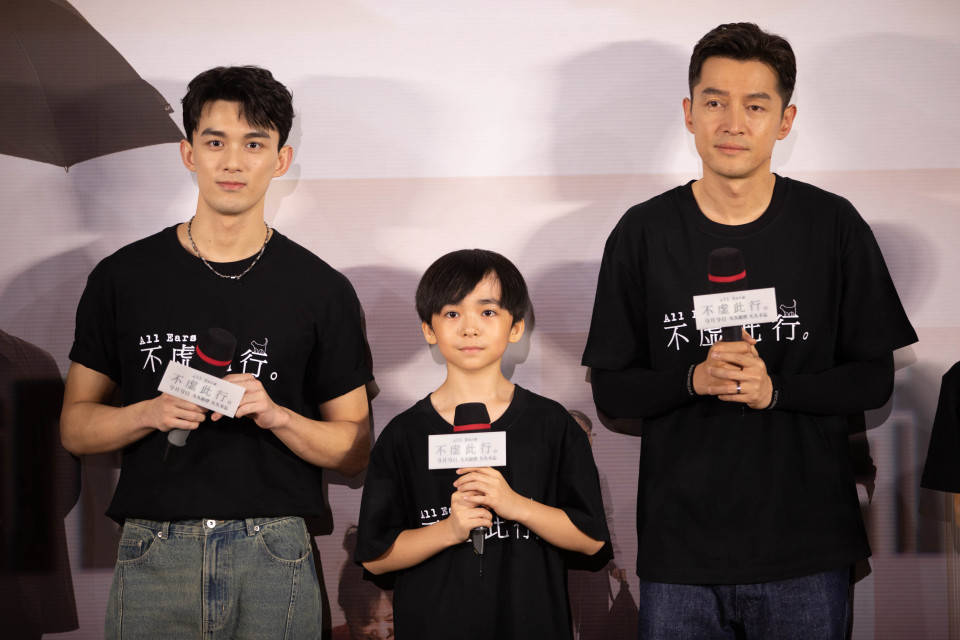 《不虚此行》首映礼胡歌被吴磊称"老胡" 暖心抱小演员超有爱_闻善