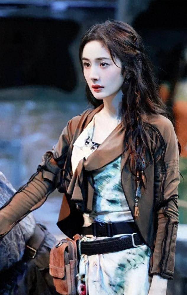 杨幂一身新装走红,名叫"美拉德风"!