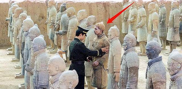 兵马俑出现了一个会动的士兵,武警紧急出动,莫非这是穿越了?