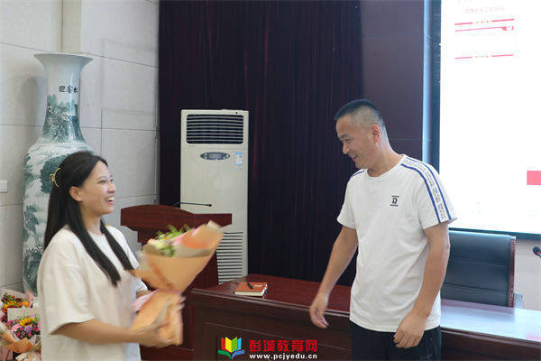 铜山区夹河中学召开德育安全工作暨新班主任拜师活动