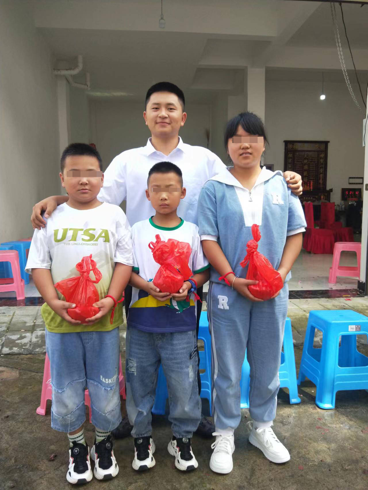 谌华,好样的!铁科职院学子勇救3名落水儿童_孩子_深水_大学生