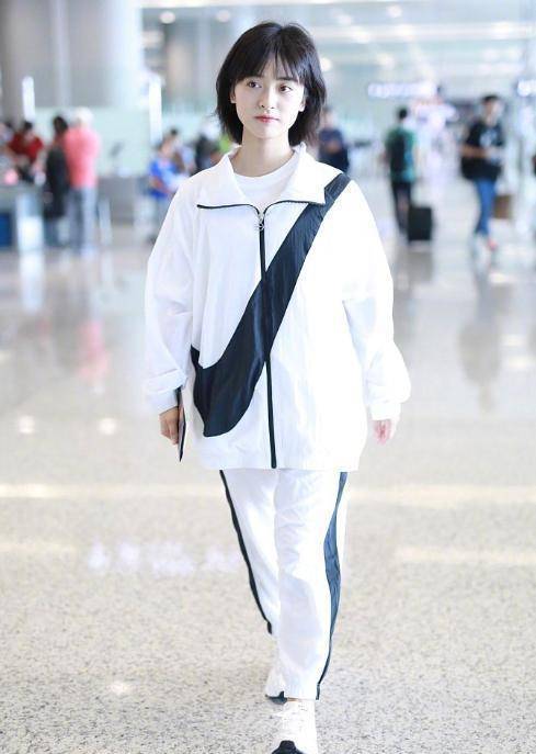 五官很可爱,不用化妆也会很美,沈月素颜和化妆并没有多大差别,可能比