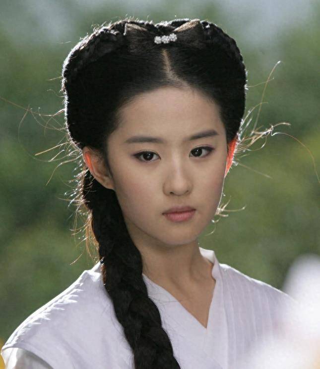 刘亦菲-《神雕侠侣》赵丽颖在剧中饰演女主周翡,大侠南刀的后人,有着