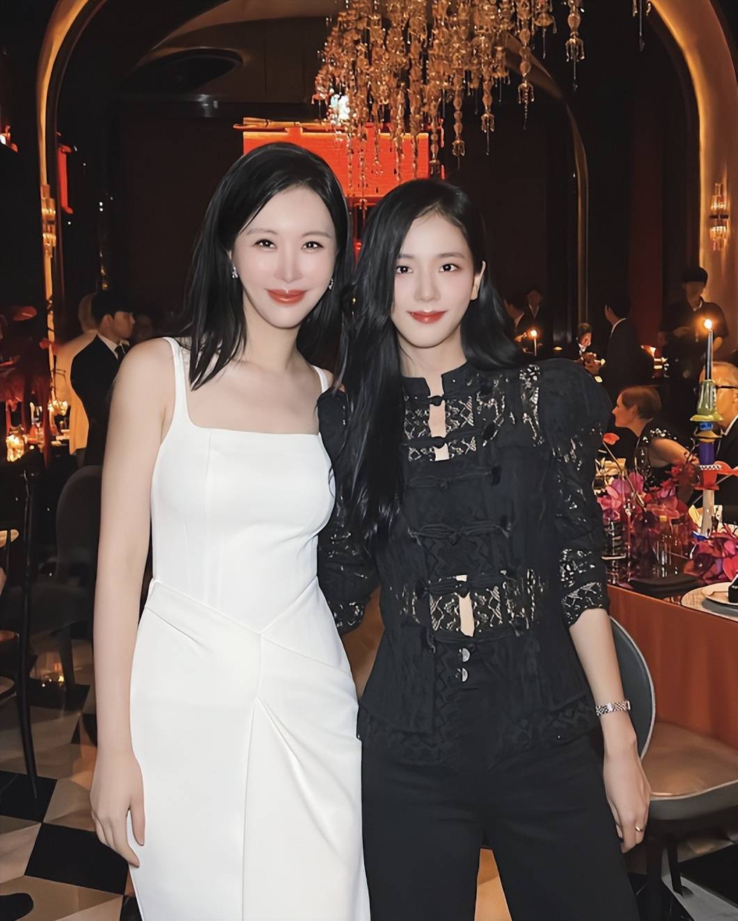 与金智秀,李敏镐等韩国艺人合影同框_明星_当红_社交