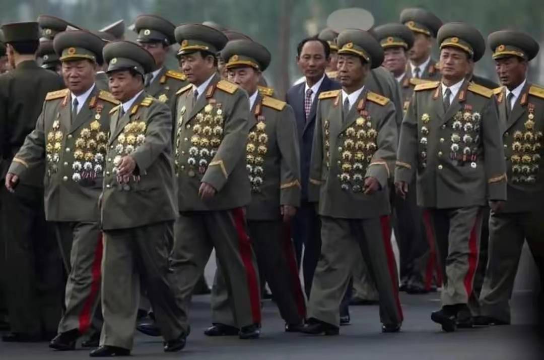朝鲜军人勋章挂满全身图片