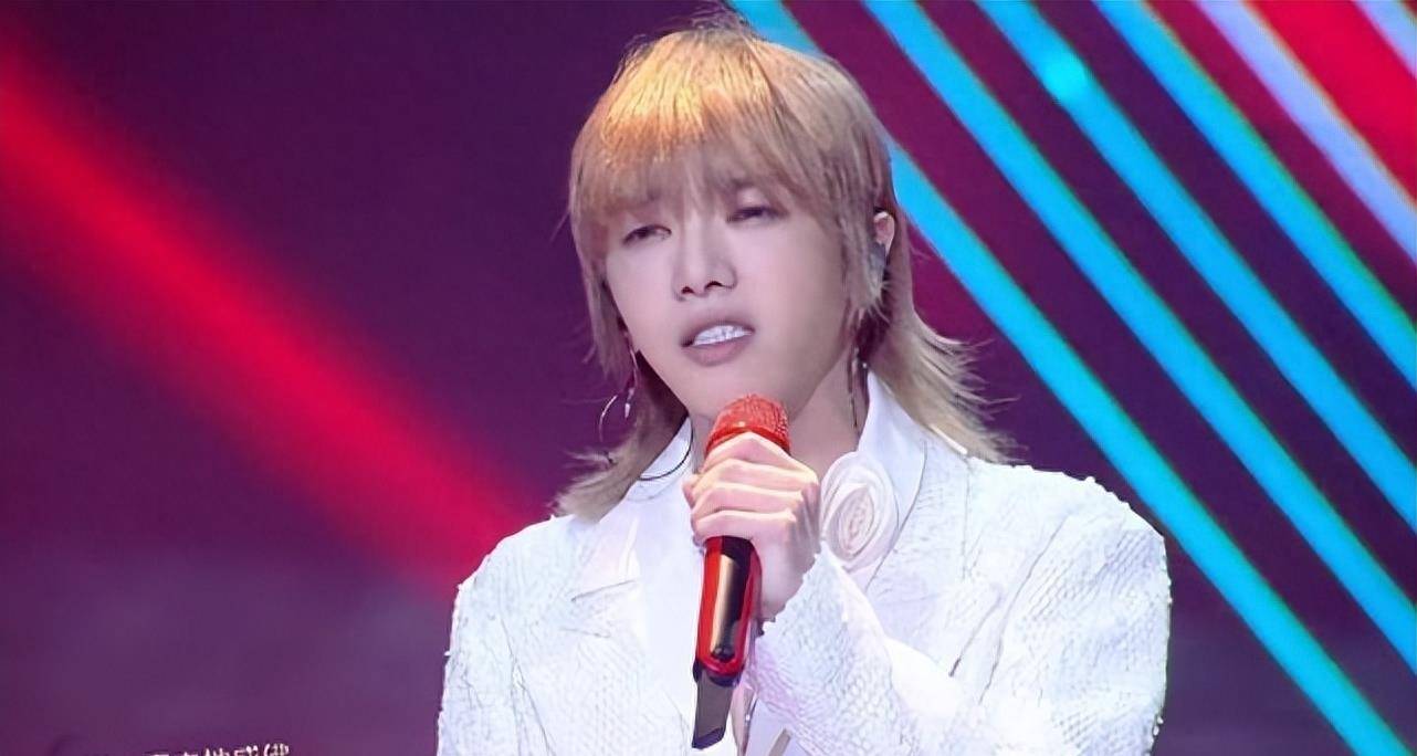 华晨宇新造型丑翻天!粉底厚重像雕塑,求求你还是染回黑发吧