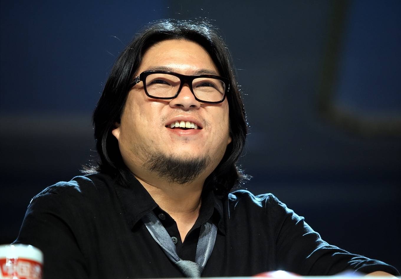 53岁高晓松晒美照!暴瘦变瓜子脸大眼似华晨宇,被疑想走颜值路线
