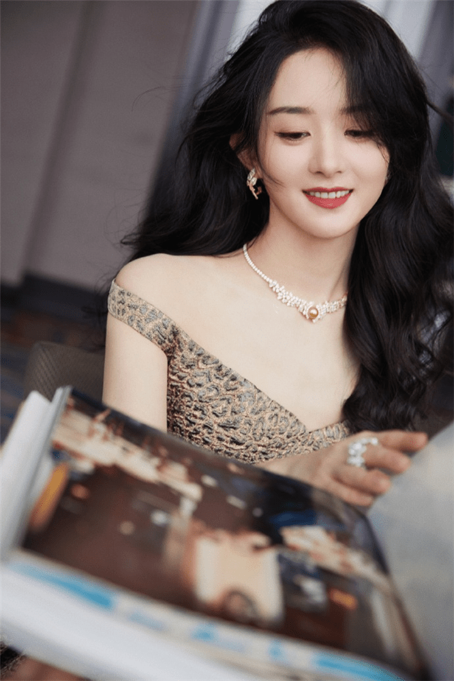 赵丽颖分手后出席活动,气质优雅迷人,中指戴钻戒疑有新恋情