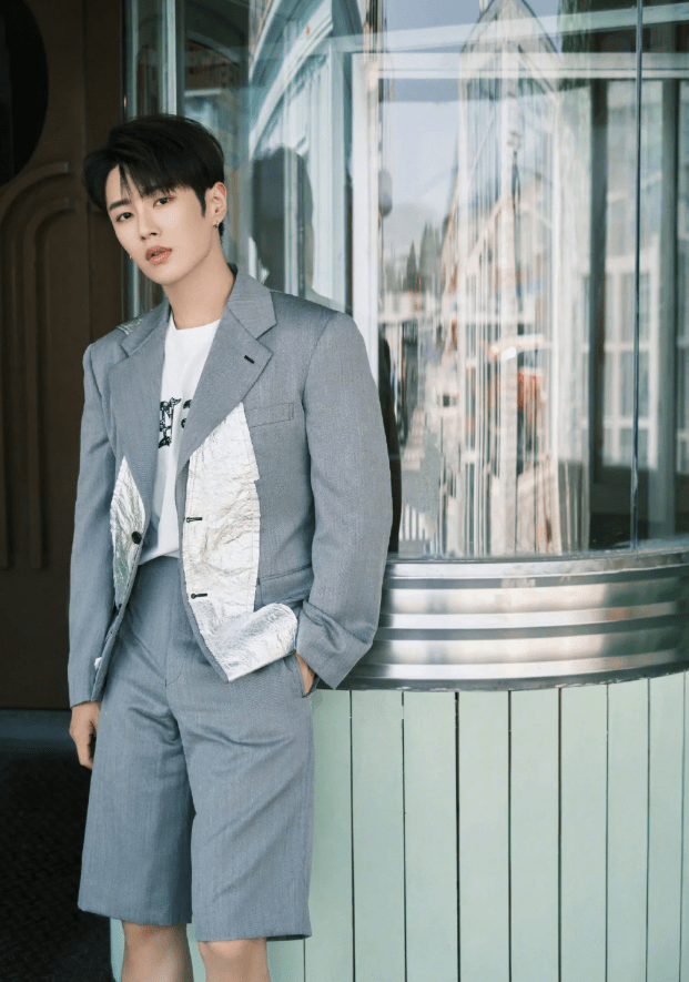 李汶翰被称"国民初恋脸",拼接西服酷炫时尚,帅成一道风景线_look_黑色