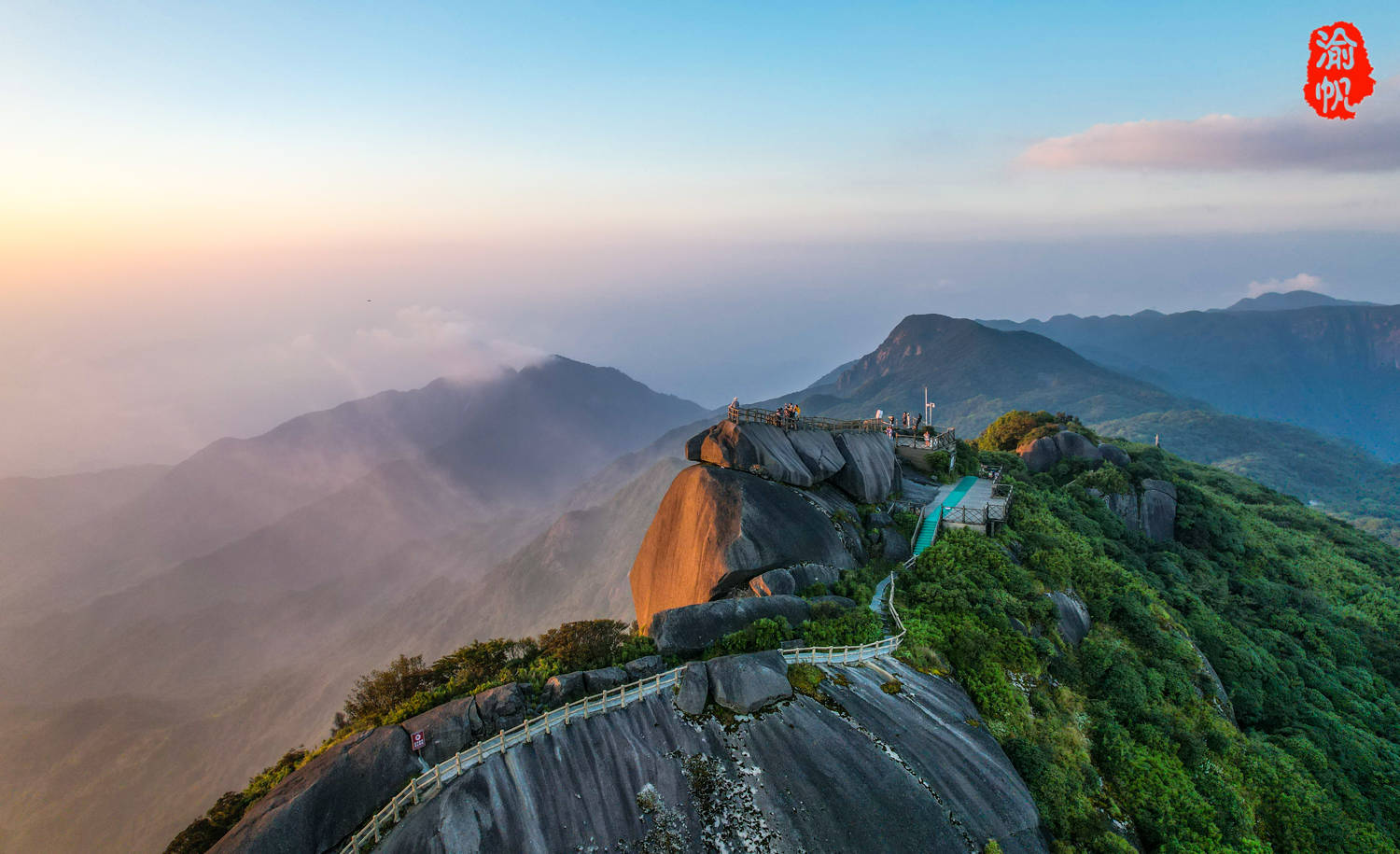 山峰高峻,气势雄伟,1990年陆定一老先生在猫儿山考察时,在老山界的
