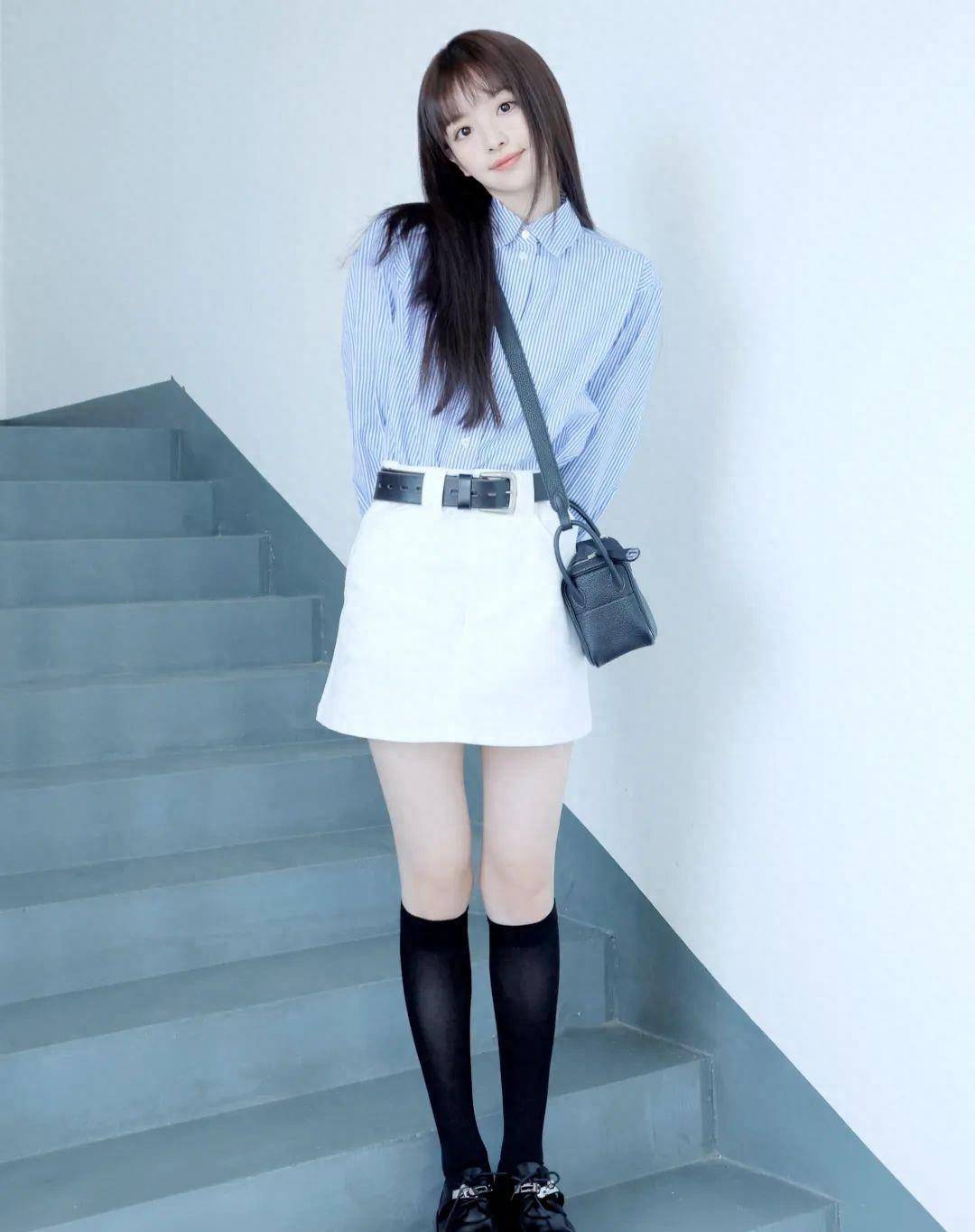 田曦薇身材魁梧,穿搭少女风,清瘦靓丽形象令人羡慕_时尚_曲线_造型