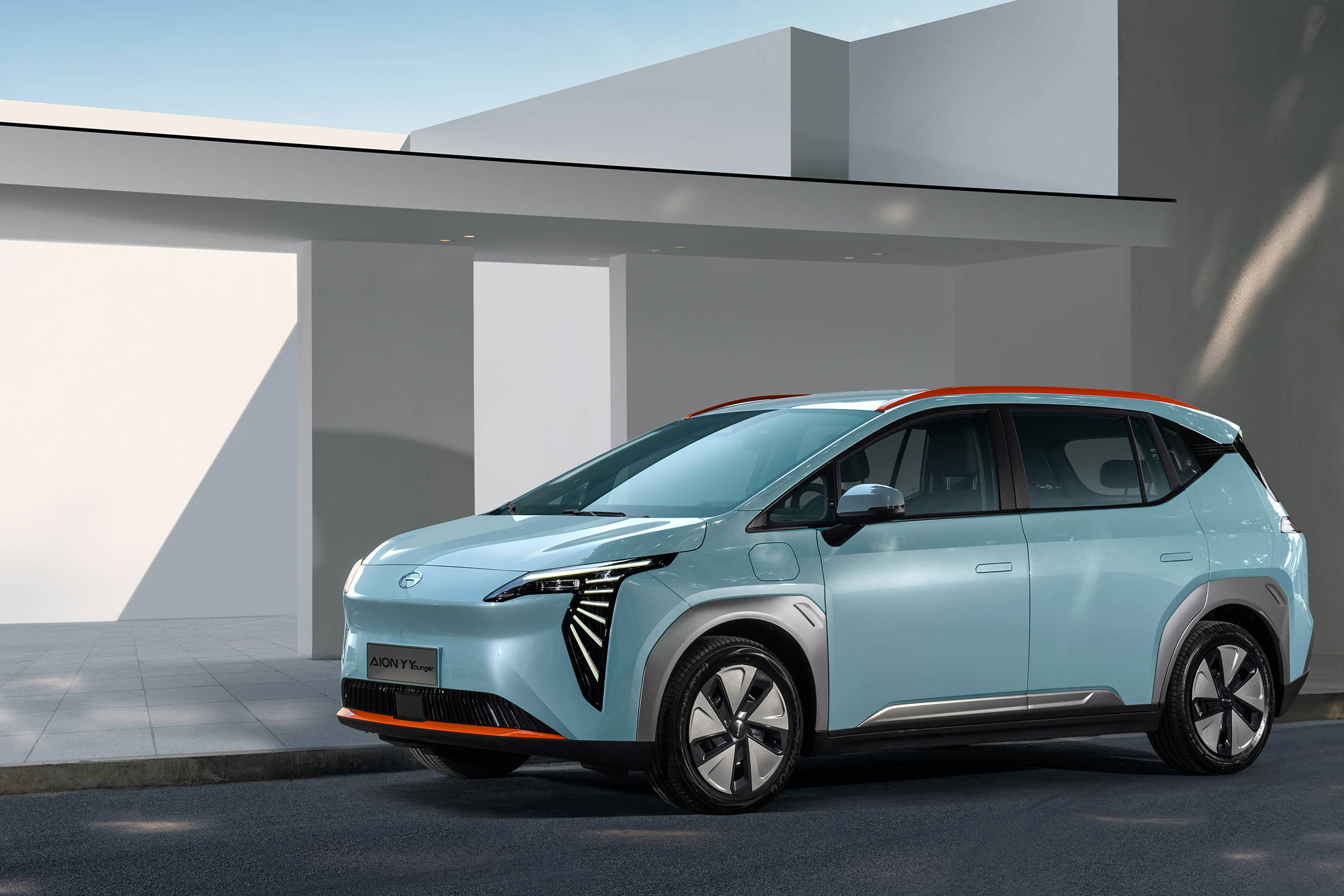 广汽埃安旗下有五台量产车,aion y销量为26713辆,为本期国产suv销量