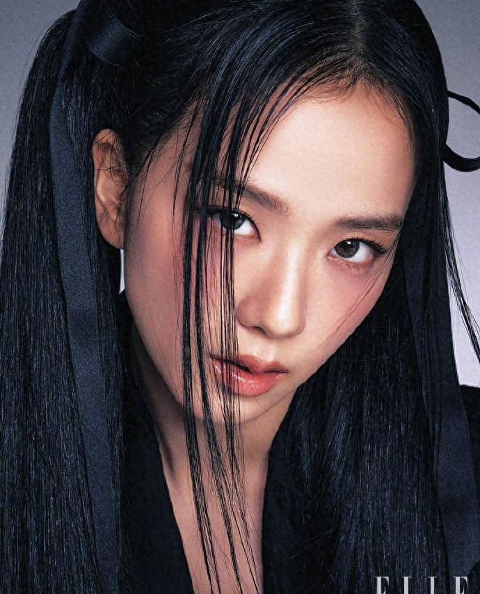 她秀出了著名的腹肌,令人羡慕不已.