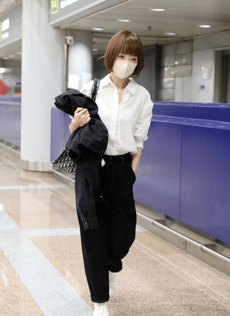 53岁鲁豫整容变美!机场穿修身裙,时尚又曲线美!_相关_衣服_显得