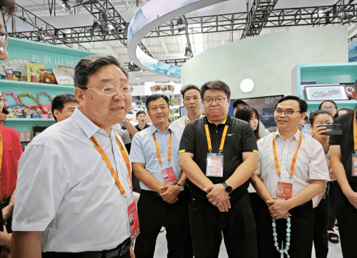 副书记,区长李新(左一),区委常委,宣传部长李金克(左二)△竹山县委