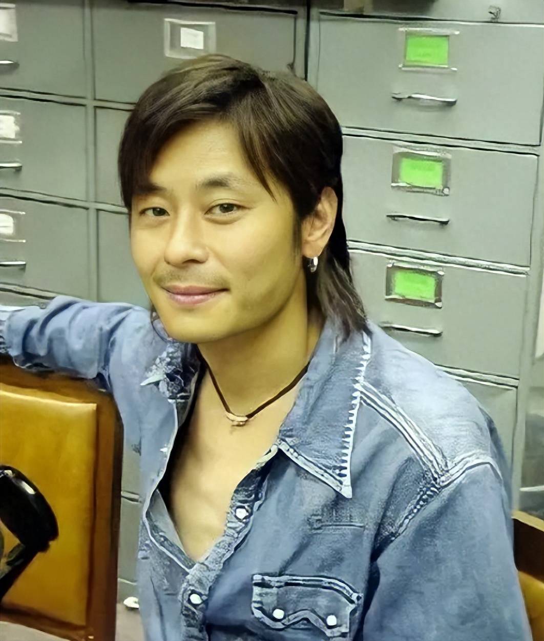 王杰的毒哑之谜:真相与传言的背后_谢霆锋_嗓子_声音