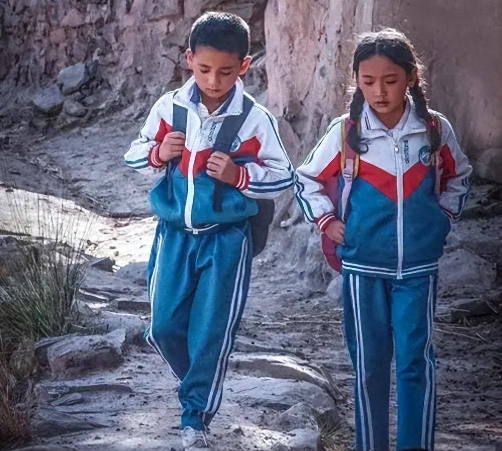《旺扎的雨靴》小时候有雨鞋,下雨天都是晴天_儿童_电影_孩子