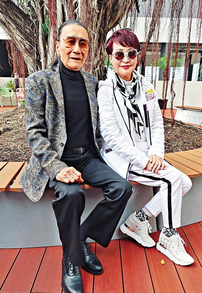 认识了第一个女朋友嘉玲,嘉玲长得特别的漂亮,而那时的谢贤不