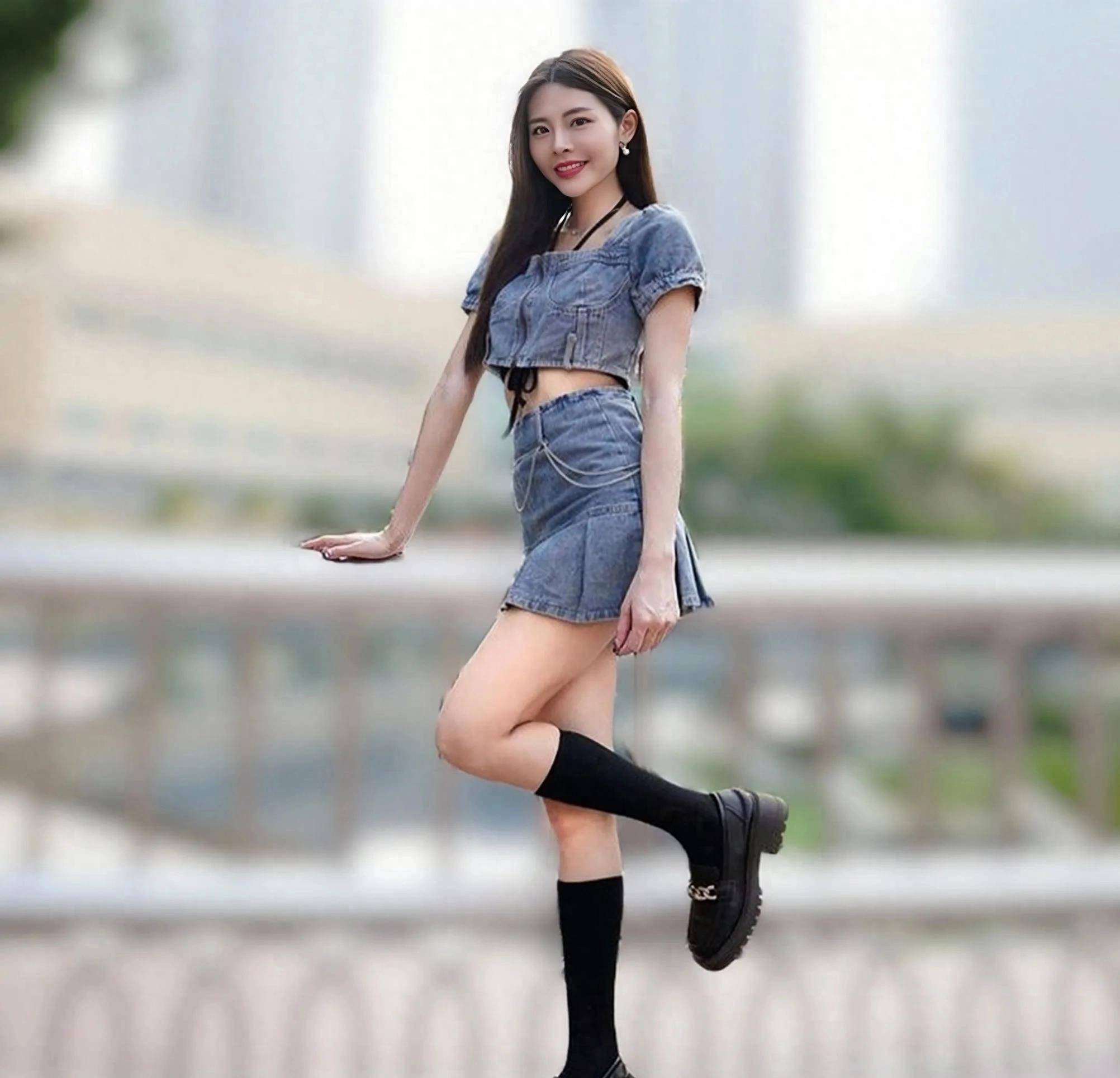 通常大长腿美女的身高都在165厘米以上,双腿的长度约为全身身高的三分