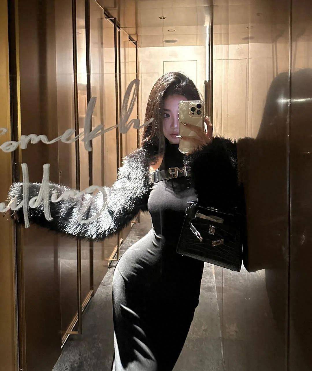 ins小姐姐:长腿细腰audrey搭配黑丝袜z_7_时尚_灵感_媒体