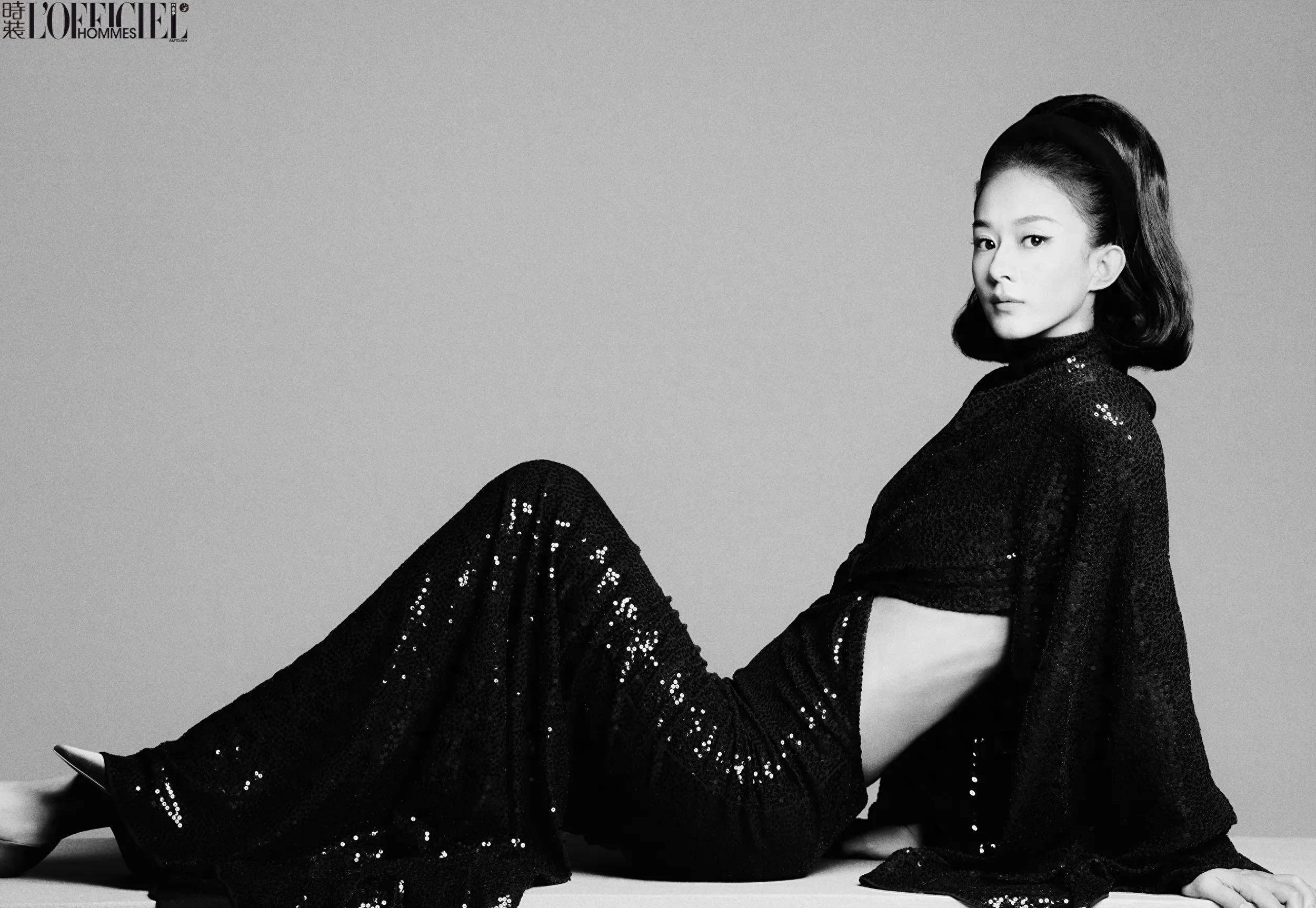 赵丽颖《时装男士》九月封面,穿黑色抹胸大秀美腿,宛若霸气女王_眼神