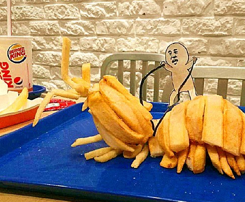 幽默笑话搞笑美女图片:哥们,这九菜一汤,是嫂子给你做的吗?