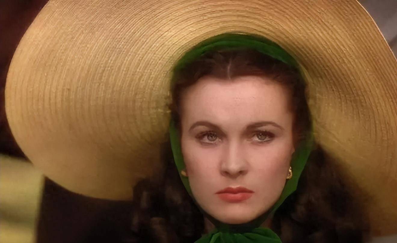 外表迷人,个性独立的年轻女子斯嘉丽身穿华丽的绿色晚礼服.